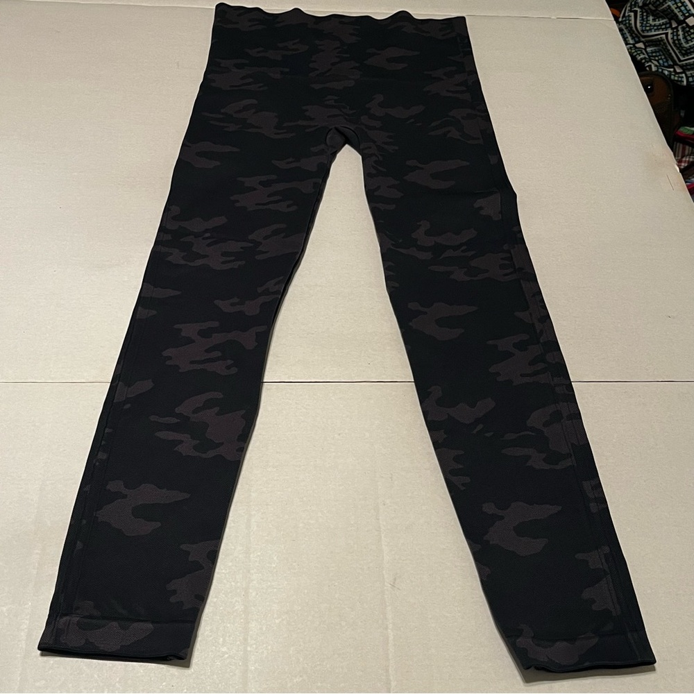 SPANX Look At Me Now Womens Size Large Green Camouflage Camo Seamless Leggings